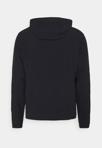 Schwarze Kapuzenjacke mit langen Ärmeln. Aus glattem Stoff gefertigt, mit minimalistischem Design und elastischen Bündchen. Rückansicht, keine sichtbaren Beschläge.