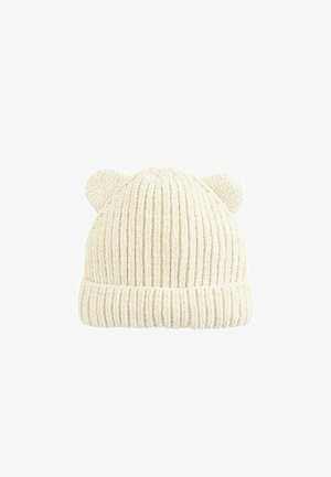 Berretto lavorato a maglia color crema con una texture a coste, presenta due orecchie arrotondate sulla parte superiore e un bordo piegato per una maggiore calore.