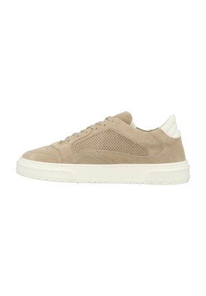 Baskets en suede beige avec un panneau latéral perforé, lacets plats et semelle en caoutchouc blanc. Présente un contrefort de talon courbé. Design minimaliste.