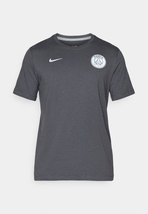 T-shirt grigio a maniche corte realizzato in morbido tessuto, con colletto rotondo, un logo Nike bianco e un logo circolare di Parigi sul lato sinistro del petto.