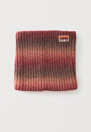 Cache-cou tricoté avec des rayures horizontales en dégradé rouge, marron et beige, avec une petite étiquette rectangulaire de la marque en haut à droite.