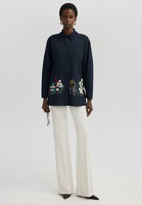 Touché Privé EMBROIDERED WITH SIDE SLIT DETAIL - Camicia - navy blue