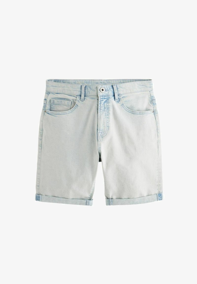 Pantalones cortos de mezclilla azul claro con un acabado desgastado, dobladillos enrollados, bolsillos frontales y un solo bolsillo trasero. Presentan un cierre de botón y cremallera.