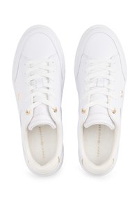 Weiße niedrige Sneakers aus glattem Leder mit Schnürdesign, versehen mit goldenen Akzenten und einem gepolsterten Kragen für Komfort.