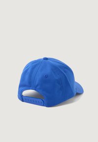 Kék baseball sapka sima textúrájú anyagból. Ívelt napellenzővel és a hátsó részén állítható műanyag pánttal rendelkezik.