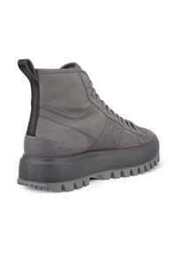 Grå mocka höga sneakers med en texturerad yta, med en tjock gummisula med tandad kant och förstärkt hälflik.