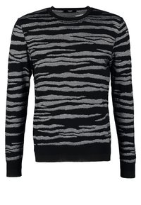 Czarny sweter z pulowerem z zygzakowym wzorem w kolorze szarym, wykonany z teksturowanego materiału dzianinowego, z klasycznym okrągłym dekoltem.