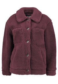 Chaqueta de forro polar color ciruela con cierre de botones, dos bolsillos en el pecho, dos bolsillos laterales y un cuello ancho.
