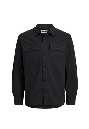 Camicia nera con bottoni in tessuto intrecciato. Presenta due tasche frontali, un colletto, maniche lunghe e un orlo curvo.