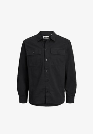 Camisa negra de botones hecha de tela tejida. Presenta dos bolsillos frontales, un cuello, mangas largas y un dobladillo curvado.