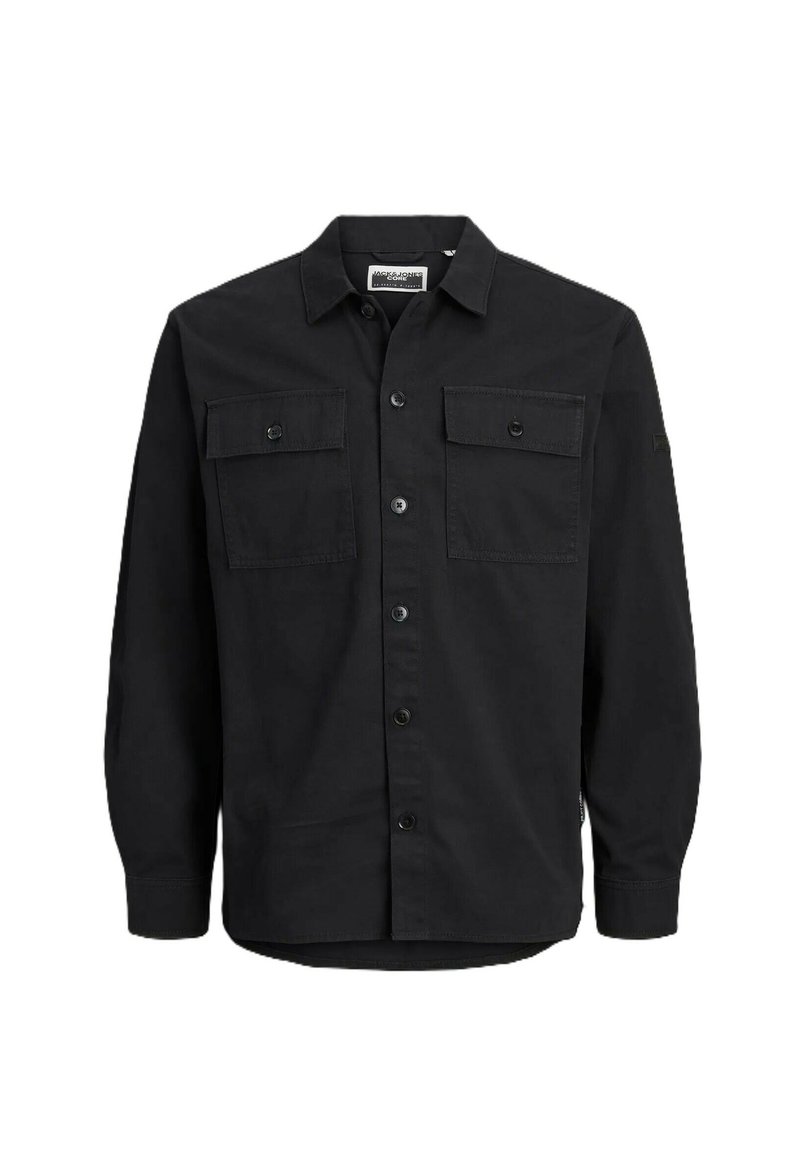 Camisa negra de botones hecha de tela tejida. Presenta dos bolsillos frontales, un cuello, mangas largas y un dobladillo curvado.