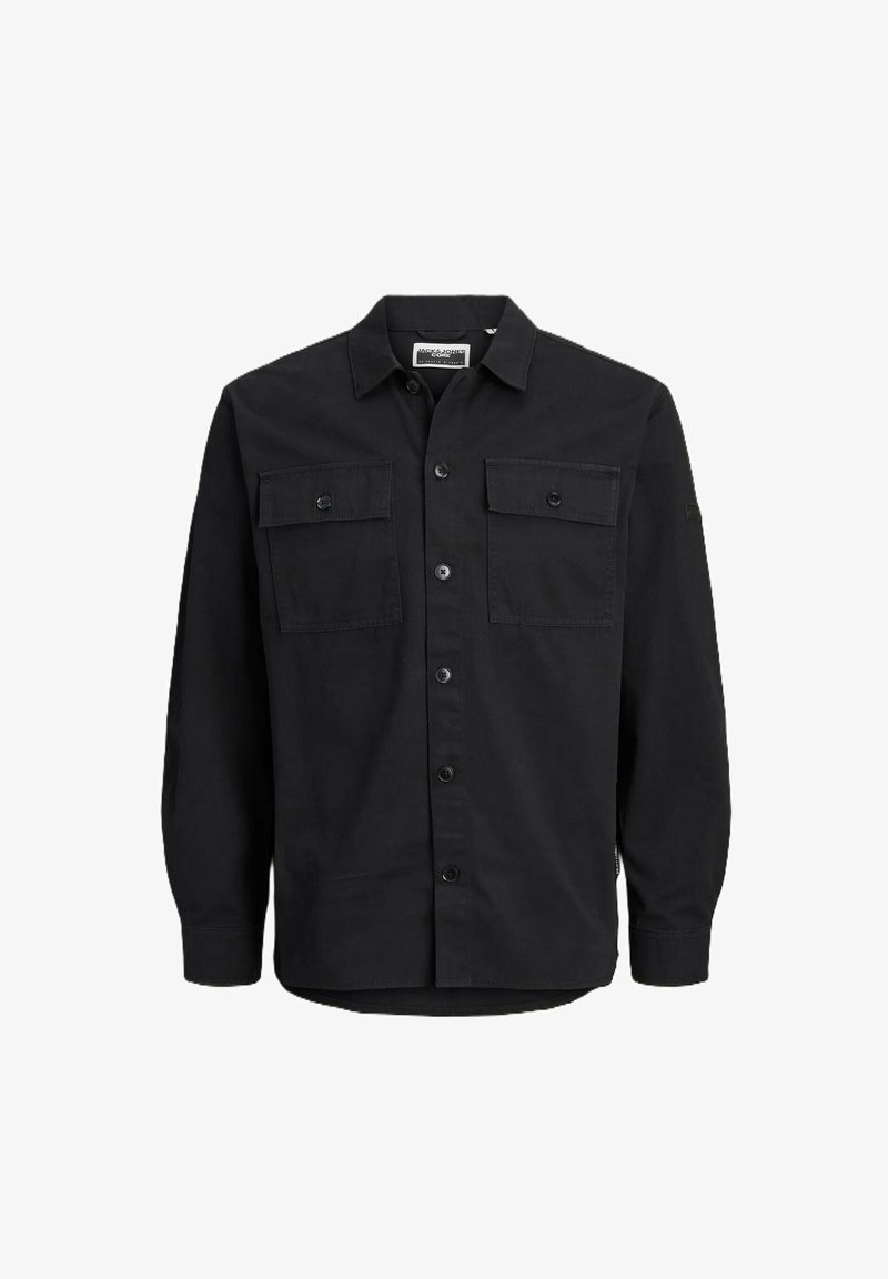 Camisa negra de botones hecha de tela tejida. Presenta dos bolsillos frontales, un cuello, mangas largas y un dobladillo curvado.