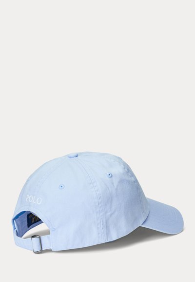 Șapcă de baseball din bumbac, albastru deschis, cu curea reglabilă și inscripția "POLO" brodată alb pe spate.