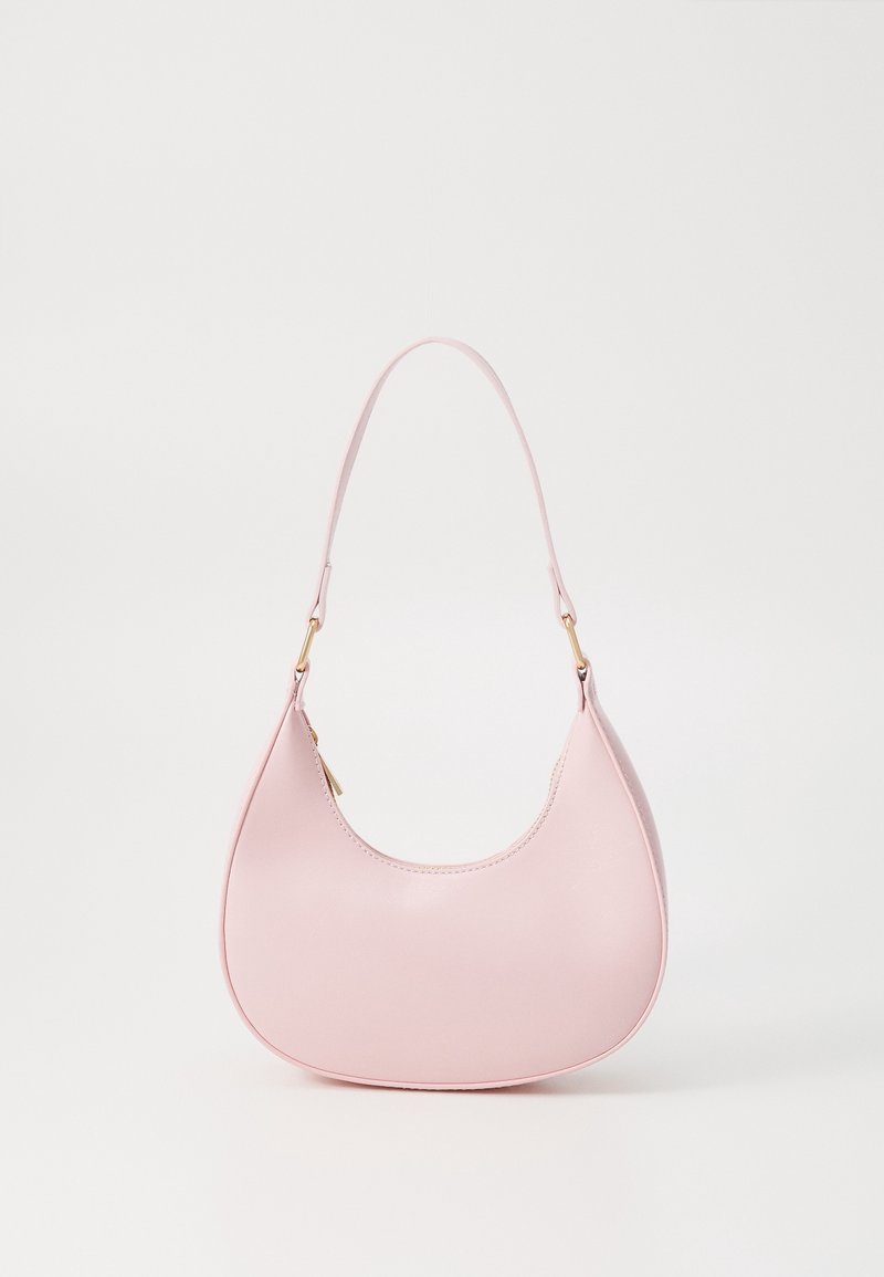 Sac à main en cuir rose à silhouette courbée, doté d'une bandoulière unique et d'accents métalliques dorés. Texture lisse avec des coutures minimales.