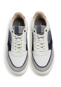Sneaker in pelle bianca e scamosciato blu navy con accenti grigi, punta rotonda, lacci bianchi piatti e linguetta in tessuto a rete texturizzato. Suola in gomma con dettagli a contrasto.