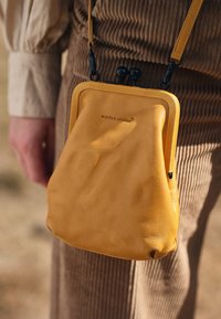 Aunts & Uncles MRS SUGAR POP - Umhängetasche - satin brass