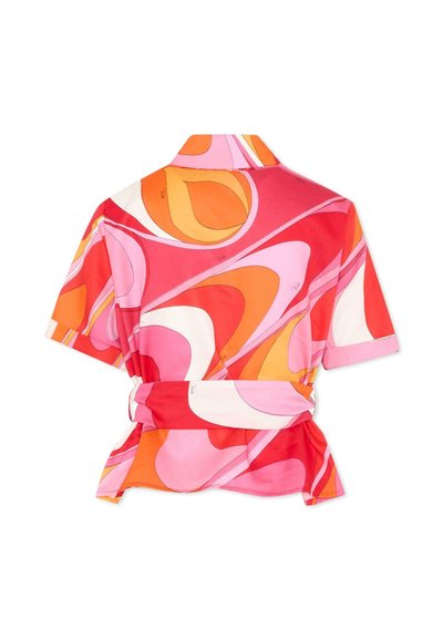 Chemise à manches courtes avec un motif abstrait en spirale rose, orange, rouge et blanc, accompagnée d'une ceinture assortie, vue de dos.