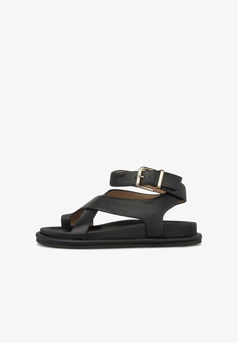 Sandale en cuir noir avec des lanières croisées, semelle plate et bride ajustable à la cheville avec une boucle dorée.