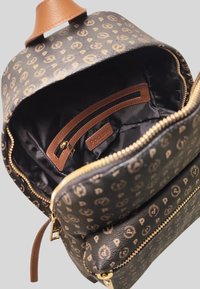 Zaino marrone a fantasia con hardware dorato. L'interno presenta una fodera nera, un comparto con zip e un'etichetta in pelle. Chiusura a zip sulla parte superiore.