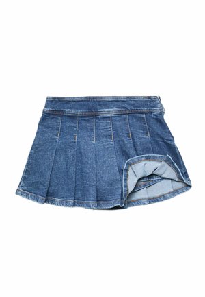 Denim mini nederdel med læg og ombukket kantdetalje, lagt fladt på en hvid baggrund.