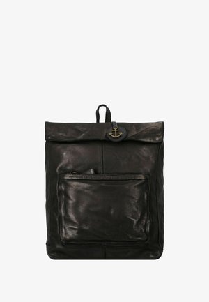 Mochila de cuero negro con parte superior enrollada, que cuenta con un bolsillo frontal con cremallera y un emblema de ancla. Textura suave con un acabado mate.