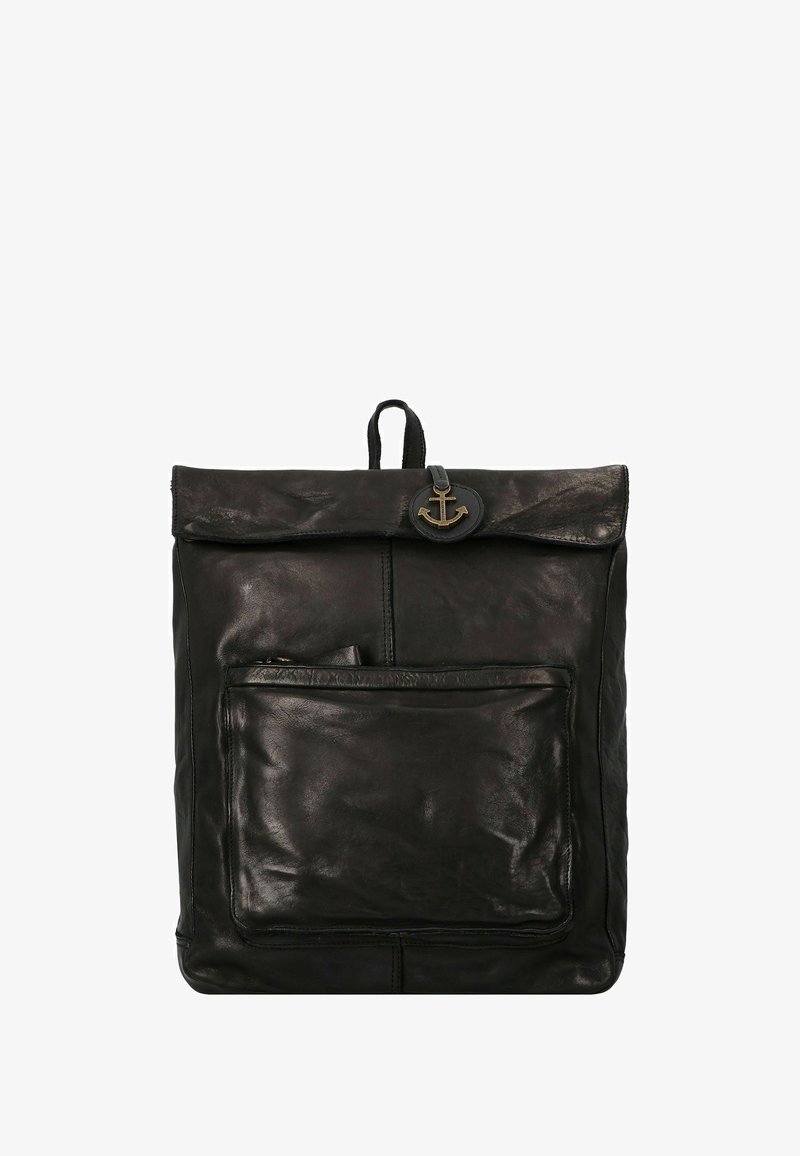 Zaino in pelle nera con parte superiore arrotolabile, dotato di tasca frontale con zip e un'emblema a forma di ancora. Texture liscia con finitura opaca.