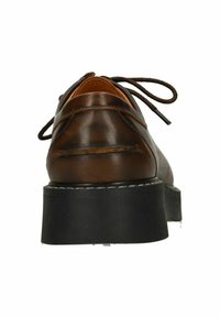 Chaussure en cuir marron avec un bout arrondi, des lacets marron et une semelle plate noire. Présente des coutures simples et une texture lisse.