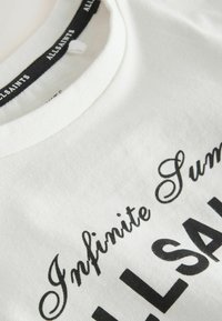 Weißes Baumwoll-T-Shirt mit schwarzem Aufdruck "Infinite Summer" und "ALLSAINTS." Klassischer Rundhalsausschnitt, weiche Textur, keine sichtbaren Muster.
