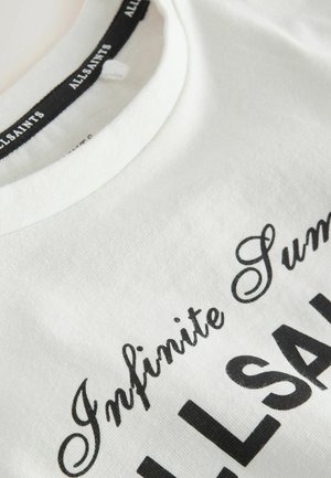 Hvid bomulds-T-shirt med sort trykt tekst "Infinite Summer" og "ALLSAINTS." Klassisk rund halsudskæring, blød tekstur, ingen synlige mønstre.