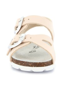 Sandal color pesca con due cinturini regolabili, fibbie argentate, sottopiede in sughero e suola in gomma bianca. Texture liscia e design minimalista.