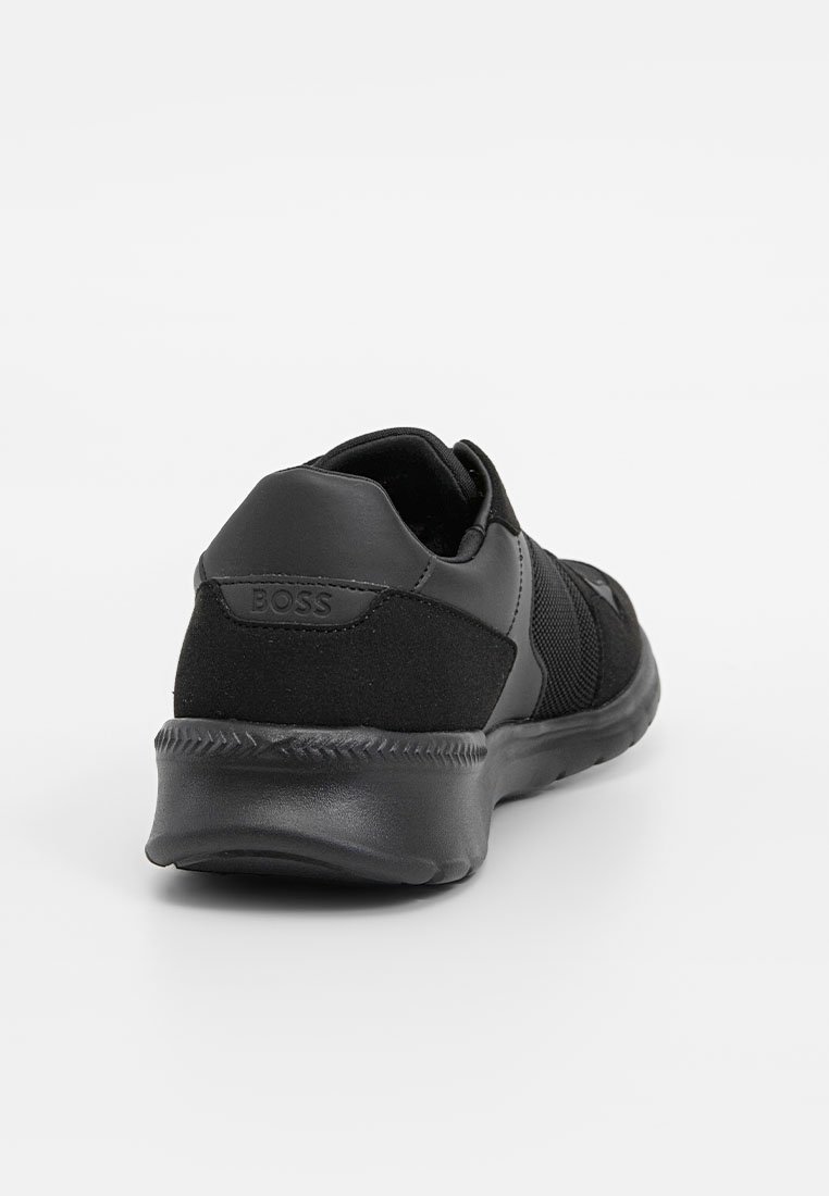 Schwarzer Sportschuh mit einer Kombination aus glattem Leder und Mesh-Obermaterial, strukturiertem Gummisohle und dezentem Branding an der Ferse.