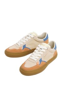 Sneaker in suede beige con accenti arancioni e blu, lacci bianchi e suola in gomma. Design a punta rotonda e piatto.