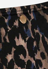 Materiał w nadruk w panterę w kolorze czarnym, beżowym i niebieskim; zawiera złoty metalowy guzik z wytłoczonym tekstem, gładką teksturę i dopasowany krój.