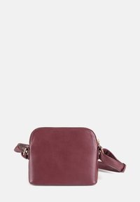 Borsa a tracolla in pelle bordeaux con chiusura a zip, forma rettangolare, tracolla staccabile e dettagli di cucitura sottili.