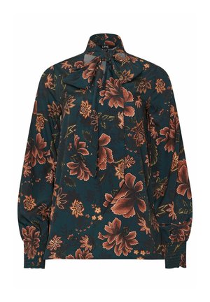 Blusa verde oscuro con un patrón floral en tonos óxido y dorado. Cuenta con un cuello alto y detalle de lazo, mangas largas con puños fruncidos.