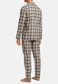Beige, navy ja kreemi värvi meeste ruudulised pidžaama komplekt. Includes pikkade varrukatega nööpide külge kinnitatud särki ja sobiva elastse vöökohtadega pükse.