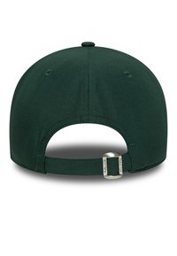 Sötétzöld baseballsapka puha szövet felülettel, ívelt napellenzővel és állítható fém pánttal a hátulján a biztonságos illeszkedés érdekében.