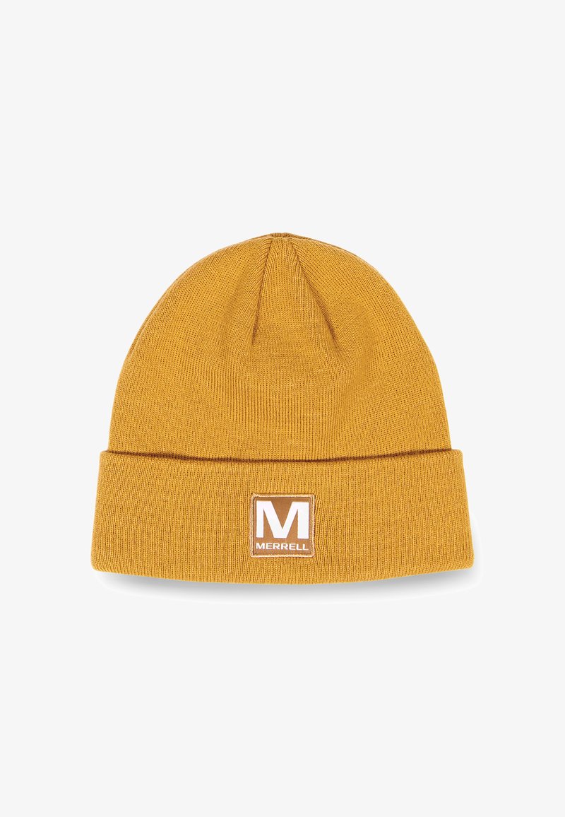 Bonnet en tricot jaune moutarde avec un revers et une étiquette carrée marron portant la lettre blanche "M" pour Merrell. Texture douce, forme ajustée.