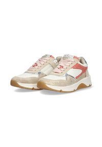 Sneakers met een crème en lichtroze kleurenschema, metalen accenten, getextureerde overlays en een rubberen zool met een patroon.
