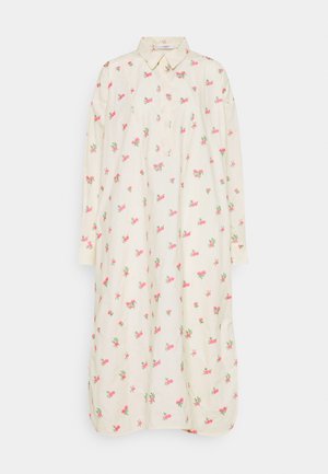 Longue robe chemise crème à imprimé floral de roses roses, manches longues et col pointu, présentée sur fond blanc.