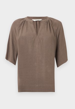 Braune kurzärmelige Bluse mit V-Ausschnitt, plissierten Details an den Schultern und lockerem Schnitt. Hergestellt aus einem glatten, leichten Stoff.