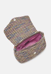 Vævet stofpose med flerfarvede mønstre, der har en magnetisk knaplukning og en pink indvendig foret. Rundet form med en blød tekstur.