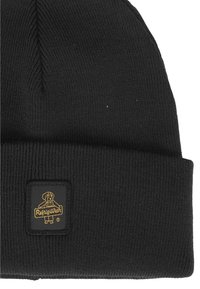 Berretto di maglia nero con una texture a coste. Presenta una toppa quadrata con un grafico di un cane e la scritta "RefrigiWear" in lettere dorate.