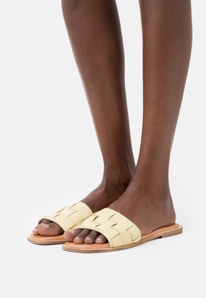 Tamaris Mules - soft lemon