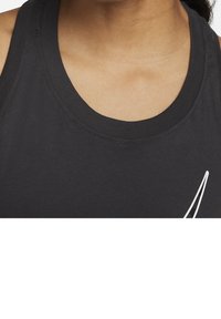 Schwarzes ärmelloses Top aus weichem Stoff mit rundem Ausschnitt und weißem Logodetail auf der Vorderseite.