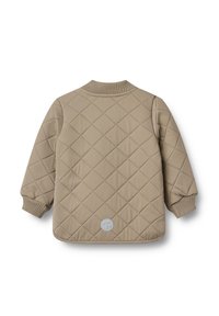 Beżowa pikowana kurtka z długimi rękawami, ściągaczami na mankietach i kołnierzu oraz małą, okrągłą odblaskową naszywką na dole pośrodku tyłu.