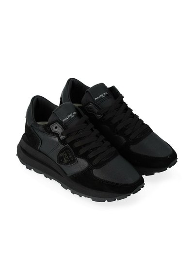 Sneaker nere in suede e mesh, con colletto imbottito, chiusura con lacci, suola in gomma e dettagli con logo.