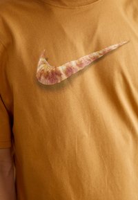 Nike Sportswear TEE - Camiseta estampada - flax