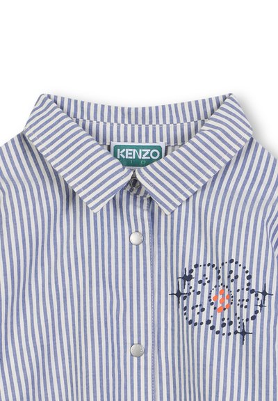 Chemise rayée KENZO avec col boutonné, rayures verticales bleues et blanches, design brodé avec des points et un accent orange.