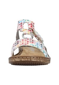 Sandales multicolores avec une sangle à motifs, boucle réglable et semelle brune texturée. La partie supérieure présente un design en grille colorée.